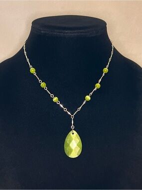 Avon NR Green Cats Eye Drop Necklace